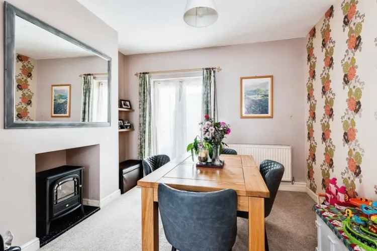 Three Bedroom Terrace House in Rodbourne