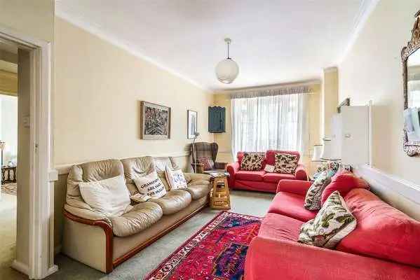 Westminster Gardens Apartment: Spacious 3-Bed Flat with Balcony and Parking