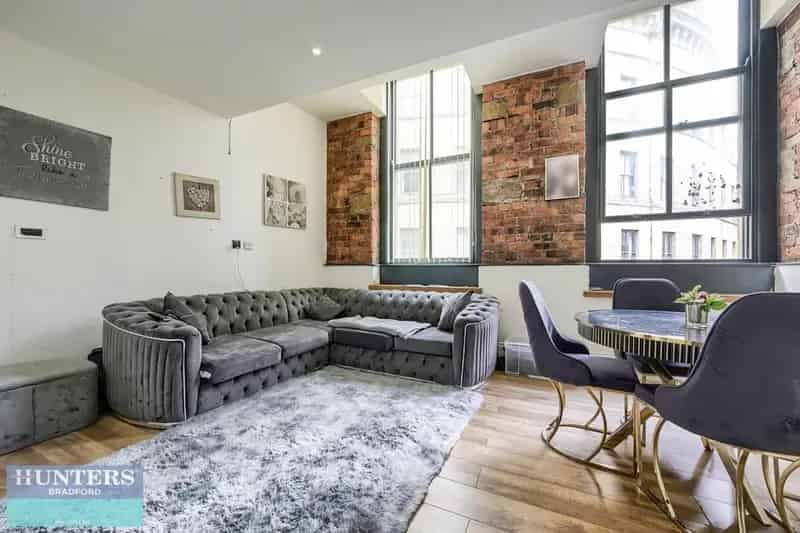 2 bedroom Flat
 For Sale 
Total Size: 700 SQ FT