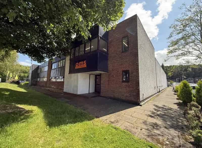 High Quality Semi-Detached Industrial Unit 9747 sq ft