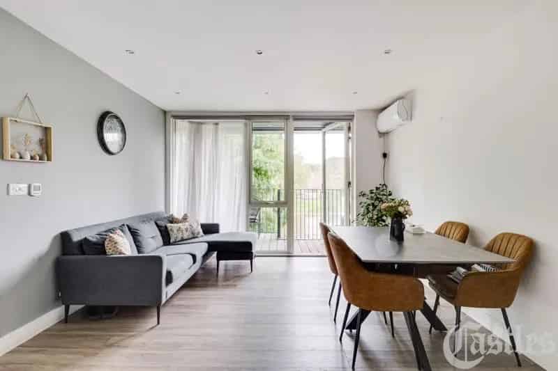 2 Bedroom Apartment Clapton London