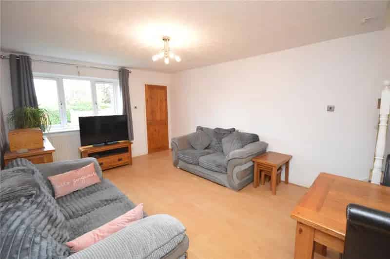 Three Bedroom Semi Detached House Near M62 and M1