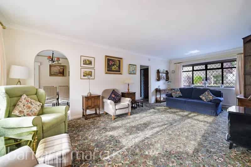 2 Bed Bungalow Near Sanderstead Station - Large Garage & Garden