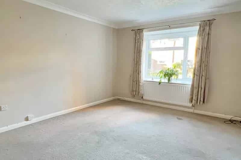 2 Bedroom Flat for Sale Near Ringwood