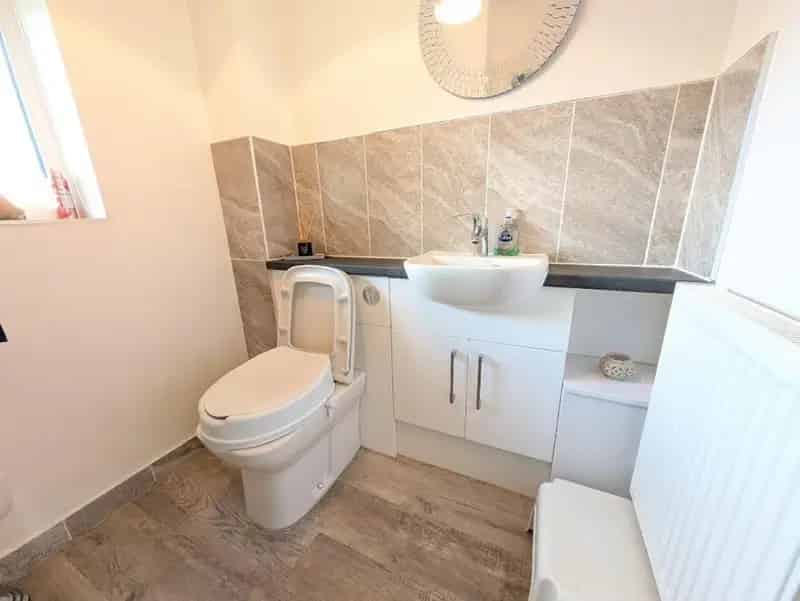 6 bed house for sale