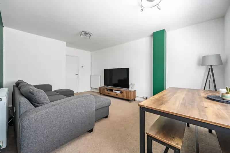 2 Bedroom House to Rent Off Road Parking End Terrace