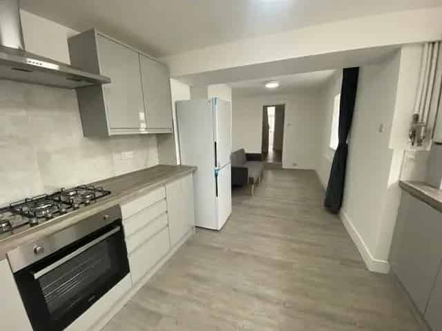 Five Double Bedroom House Near City Centre