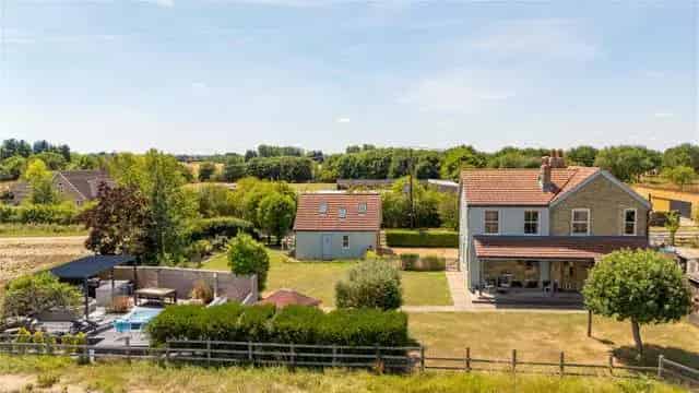 Five Bedroom Family Home with Swim Spa and Garden Studio