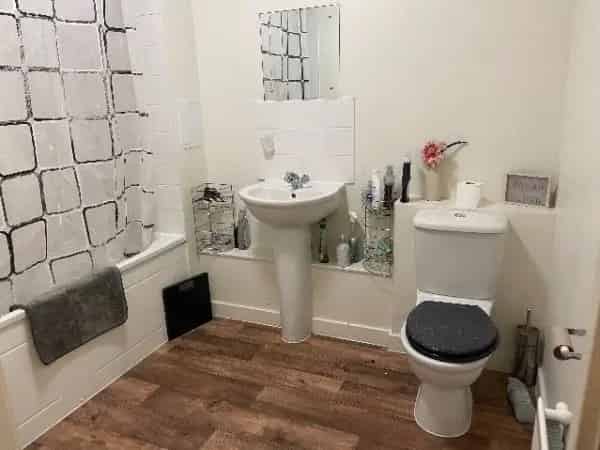 Spacious 2 Bed Flat Near Tesco and Train Station