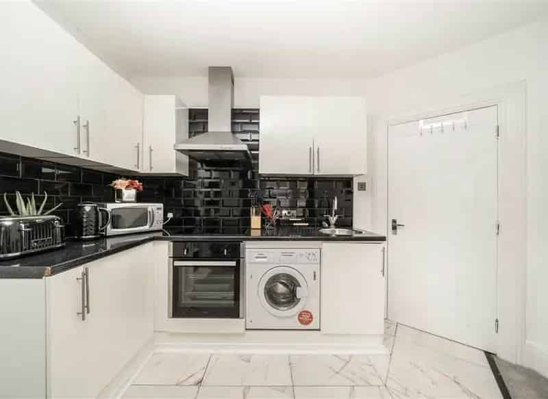 2-Bed Victorian Mansion Flat Near Borough Station