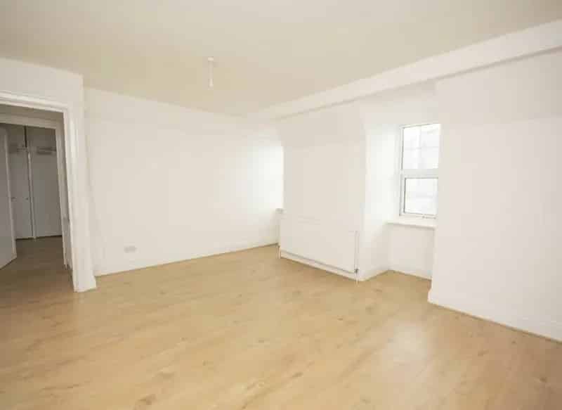 Refurbished 2-Bedroom Apartment Near Brent Street and Hendon Central