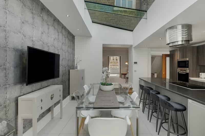 Chelsea Townhouse: 4-Floor Family Home with Modern Kitchen and Private Garden