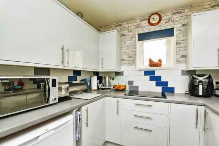 Spacious Bungalow with Conservatory and Garage