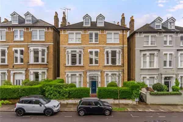 Refurbished Two-Bedroom Apartment Richmond Hill Modern Luxury