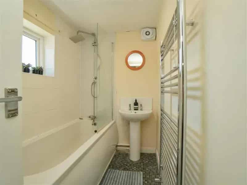 1 Bed House for Sale Town Centre Mixed Use Investment