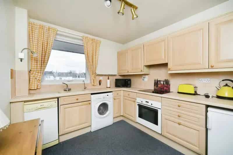 2 Bedroom Flat for Sale Opposite Preston Park Greenacres