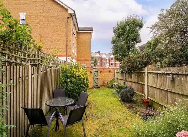 Three Double Bedroom Townhouse Near Stockwell Oval