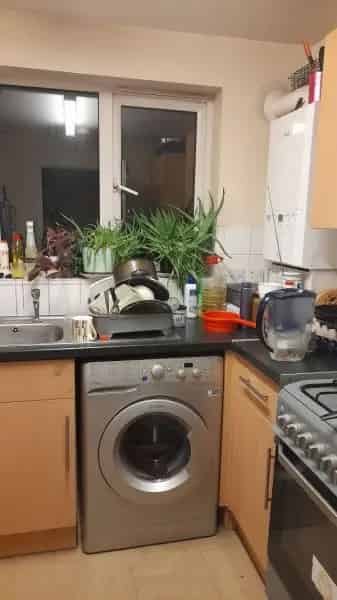 2 Bed 2nd Floor Flat Great Condition Near Amenities and Transport