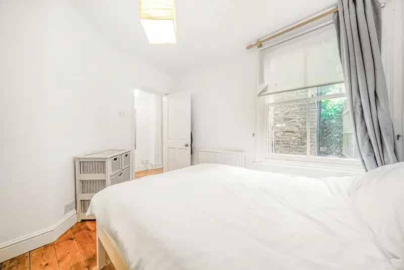 One Bedroom Ground Floor Apartment with Private Garden