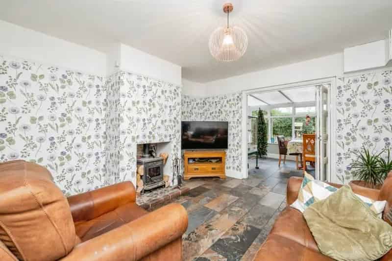 Bacton Beach Bungalow - 3 Double Bedrooms - Large Garden - No Onward Chain
