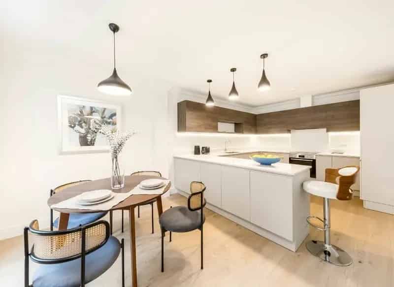 3 4 Bedroom Semi Detached House Near Raynes Park Station