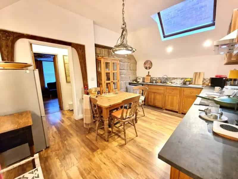 2 Bedroom Furnished Flat Kenilworth Town Centre