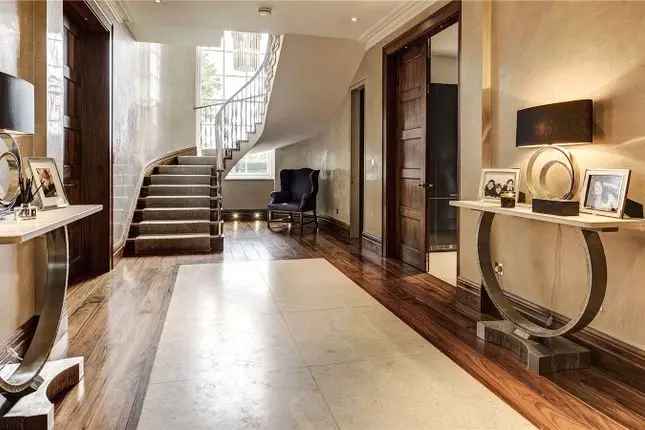Detached House for Sale in Hampstead Garden Suburb