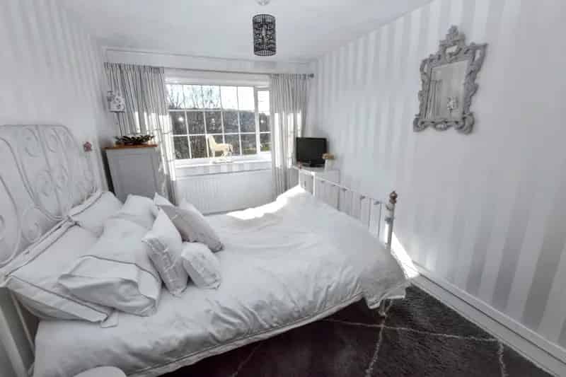 Three-Bedroom House Near Leeds City Centre