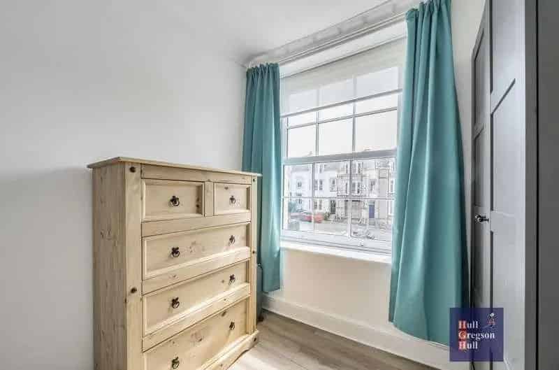 1 Bed Flat for Sale Stunning Bay Views Perfect Starter Home