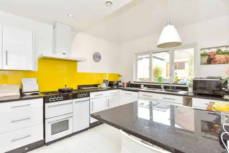 4 Bedroom Detached House for Sale in Waterlooville