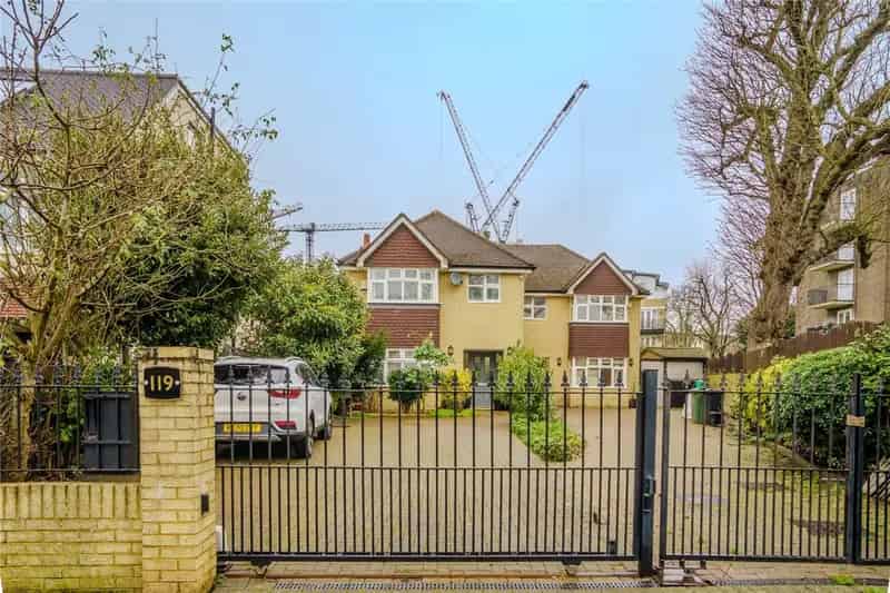 2 Bedroom House in Historic Estate South London