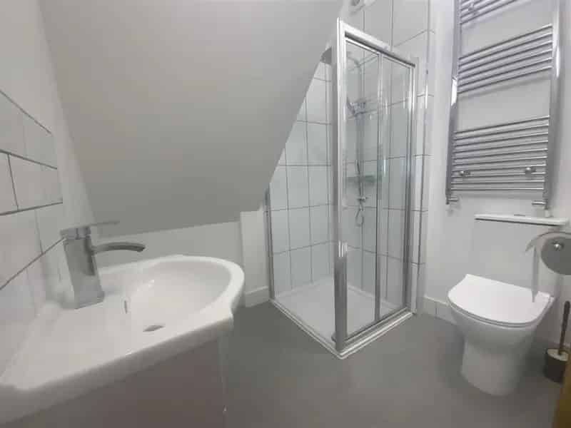 Newly Refurbished 2 Bedroom Flat