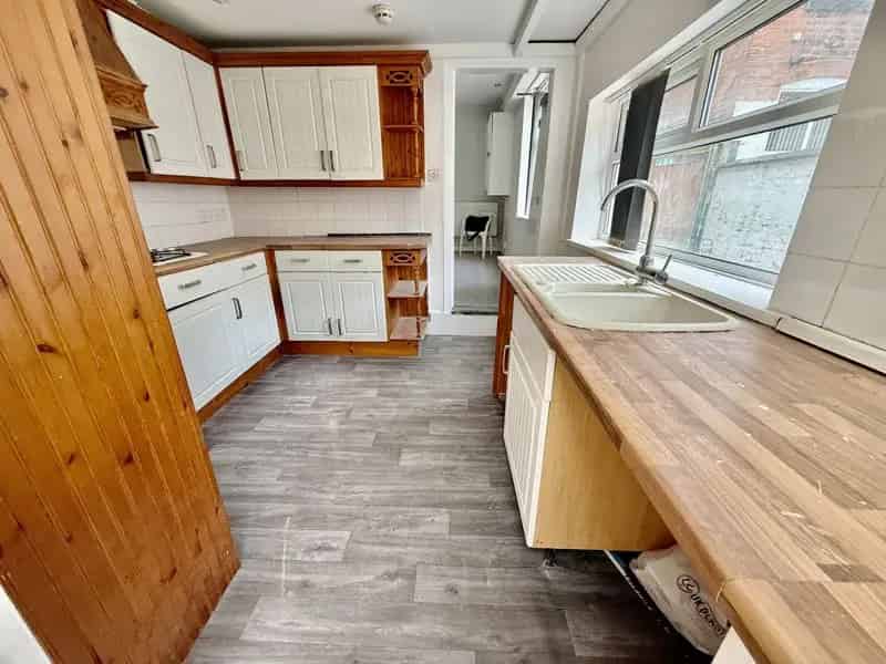 5 Bedroom Semi-Detached House to Rent