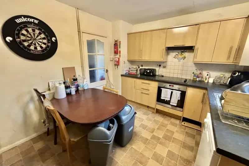 5 Bed House Laminate and Carpeted Flooring Fitted Kitchen Enclosed Garden