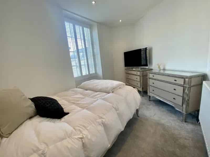 2 Bedroom Top Floor Apartment Good Condition