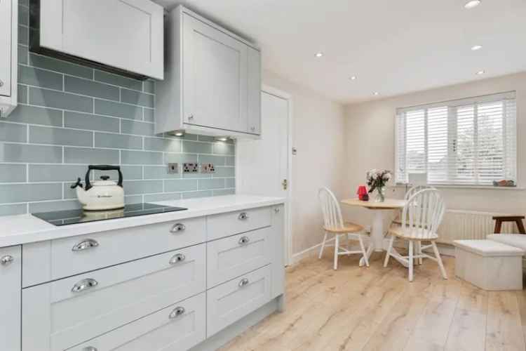 3 Bedroom Family Home with Modern Kitchen and Garden
