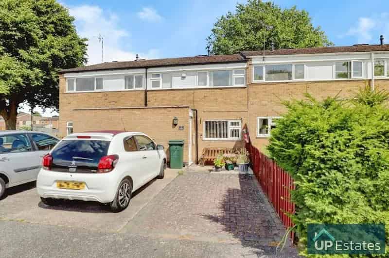 3 Bedroom Mid Terrace House For Sale