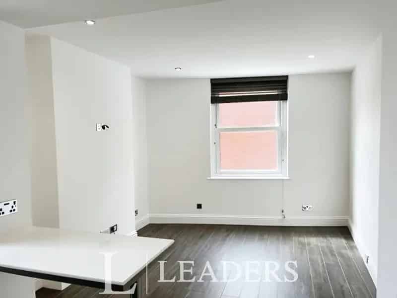 Studio Flat Available August - Newly Refurbished