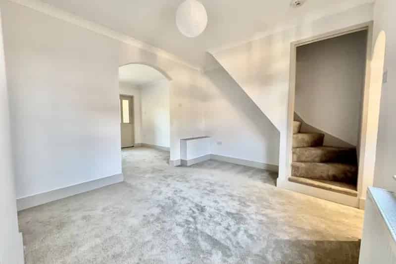 2 Bed House Near Shops and Schools