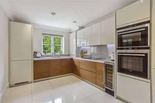 Ascot Apartment: 3 Bedroom Suites, Modern Kitchen, Communal Grounds