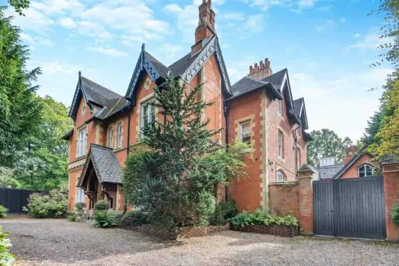 8 Bedroom Detached House for Sale