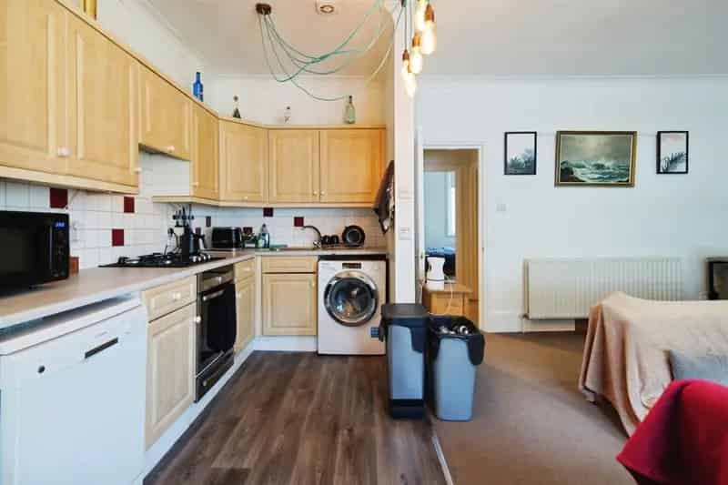 Spacious 2-Bed Split Level Apartment Near Brighton Station