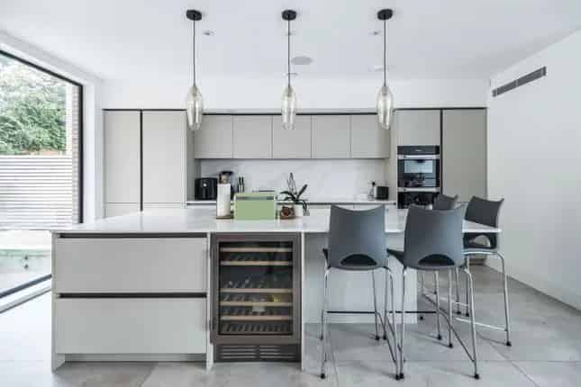 Detached House for Sale in London N10
