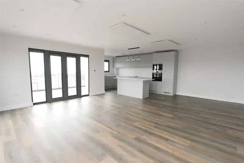 2 Bedroom Penthouse Apartment Hadleigh Stunning Views Allocated Parking