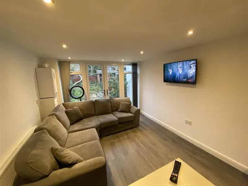6 Bedroom Terraced House To Rent