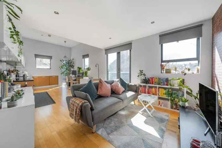 Flat For Sale in London, England