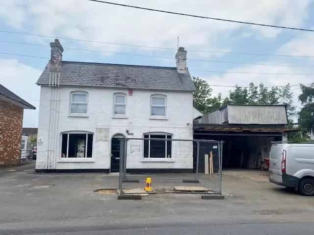 Retail Unit To Let Burghfield Common