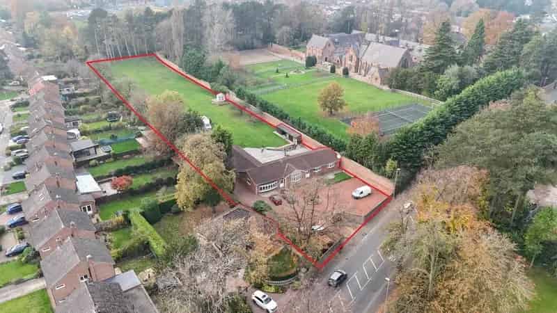 5-Bed Detached Bungalow 171 Acres Secluded Garden Large Driveway