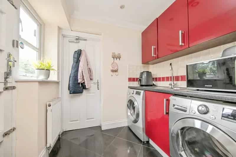 4 Bed Family Home with Garden and Garage