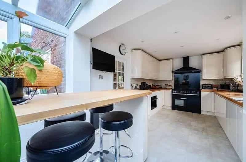 5 bed house for sale